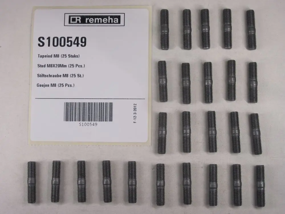 Schwarze Stiftschrauben auf weißem Hintergrund, mit beigefügtem Etikett von Remeha, das Produktinformationen und eine Barcode zeigt.